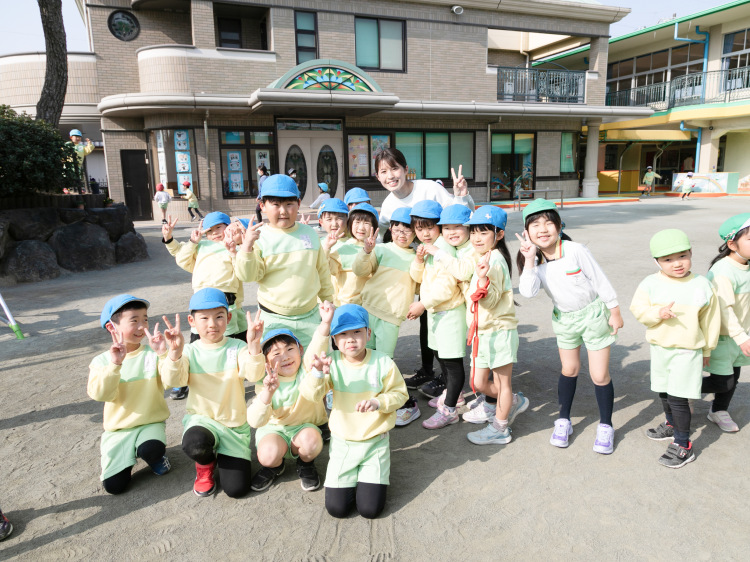 先生と子どもたちの笑顔あふれる石橋幼稚園