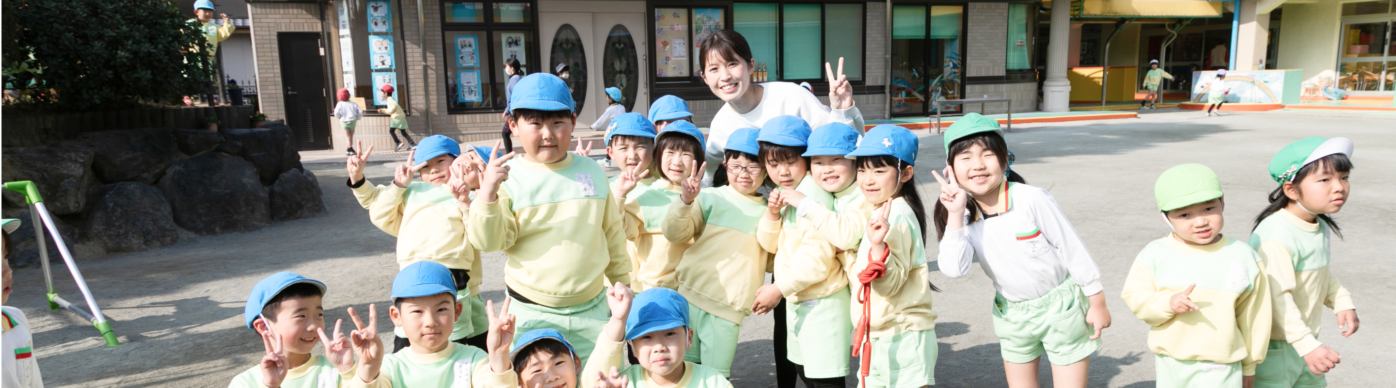 先生と子どもたちの笑顔あふれる石橋幼稚園